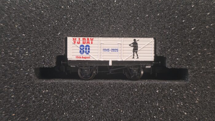 Dapol 2F-071-100 7 Plank VJ Day Army 80th Anniversary