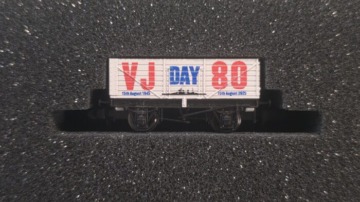 Dapol 2F-071-102 7 Plank VJ Day Navy 80th Anniversary