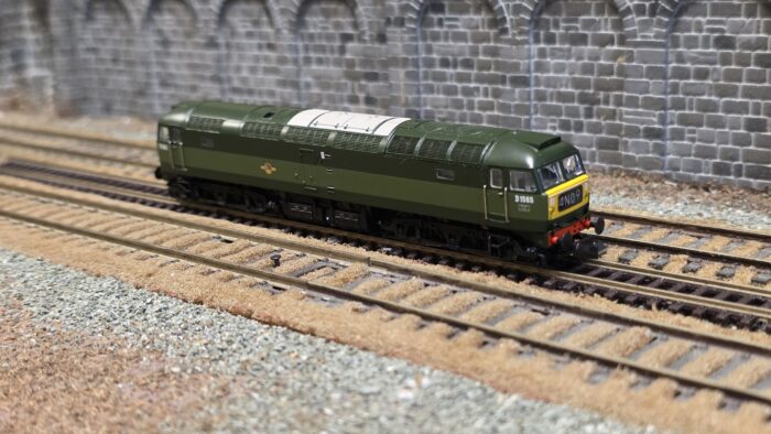 Farish 371-825D Class 47/0 D1565 BR Green (Small Yellow Panels)