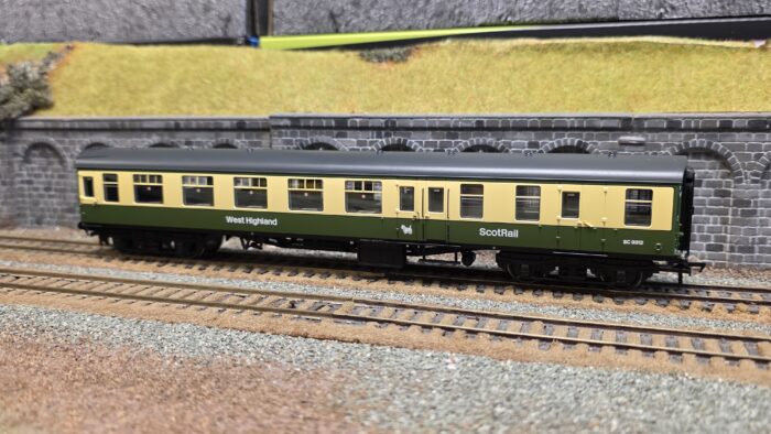39-806 BR MK1 BSO Brake Second Open BR West Highland Line Green & Cream