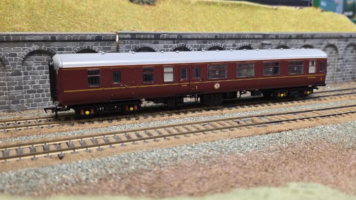 39-413K BR Mk2A BFK Brake First Corridor BR Maroon (Support Coach)