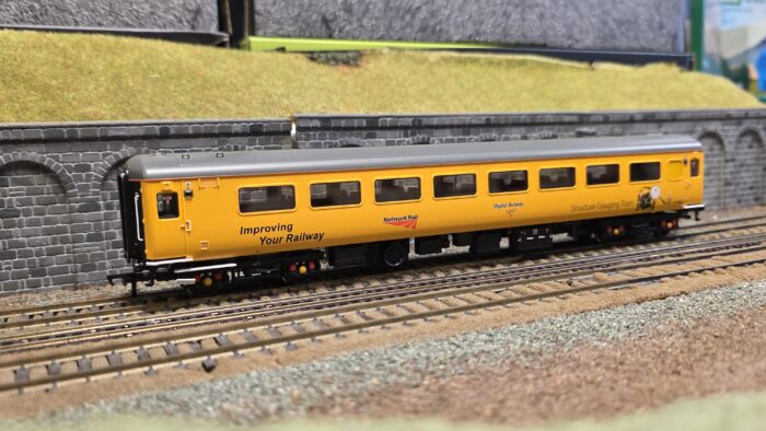 39-682 BR Mk2F ex-TSO Structure Gauging Train Coach Network Rail Yellow
