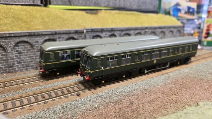 Bachmann 32-900 Class 108 2 car DMU in BR green with speed whiskers - DCC Sound