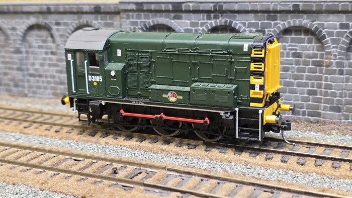 Hornby R2903XS Class 08 Shunter D3105 in late BR green with wasp stripes with ESU Digital sound