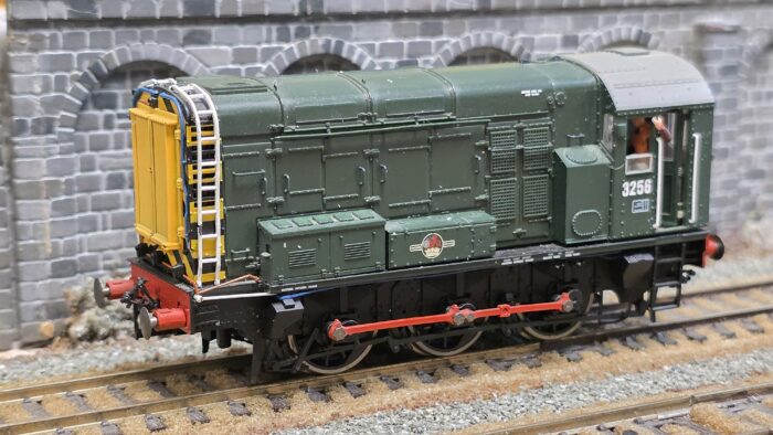 Hornby R2417 Class 08 Shunter 3256 in BR green livery (See note)