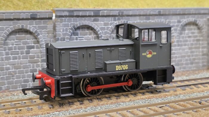 Hornby R3755 Bagnall diesel shunter 0-4-0 D9706 in BR green
