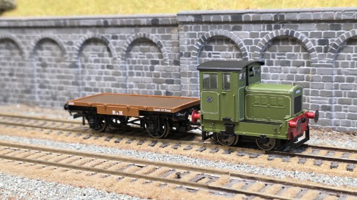 Hornby R3704 Ruston 48DS in pale green with match wagon