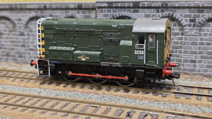 Hornby R2417 Class 08 Shunter 3256 in BR green livery - DCC Sound
