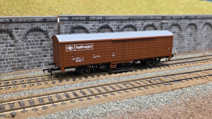 Gaugemaster / Piko GM4430102 Track cleaning wagon 200115 in BR Railfreight bauxite