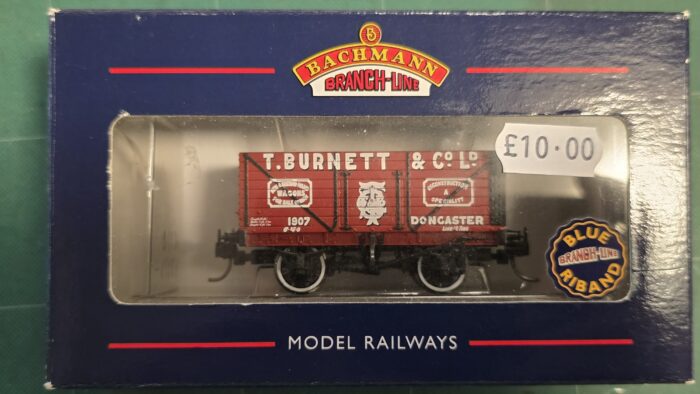 Bachmann 37-125K 8 Plank End Door Wagon 1907 in 'T. Burnett & Co. Ltd' Red Livery- Collectors Club Model 2007