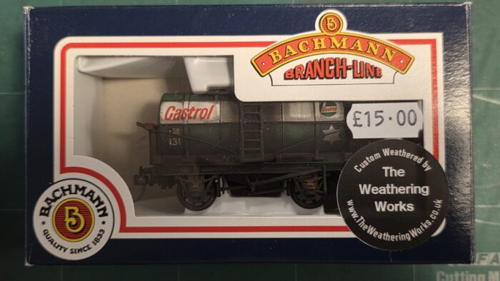 Bachmann 33-505 14 Ton Tank Wagon with Catwalk & Large Filler Cap 131 in 'Castrol Oil' Green Livery - weathered