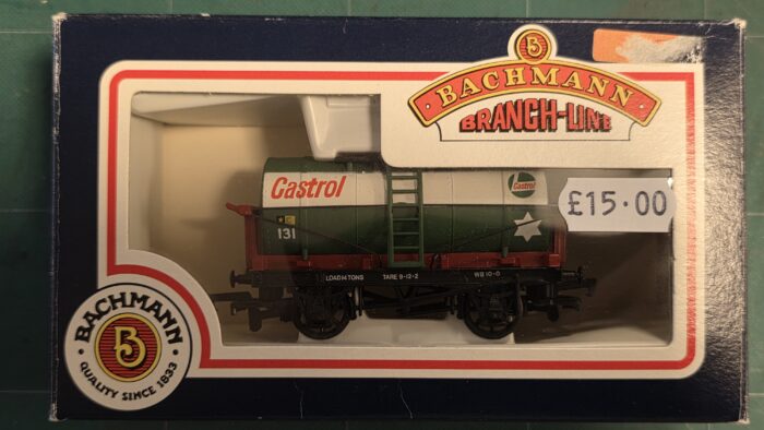 Bachmann 33-505 14 Ton Tank Wagon with Catwalk & Large Filler Cap 131 in 'Castrol Oil' Green Livery