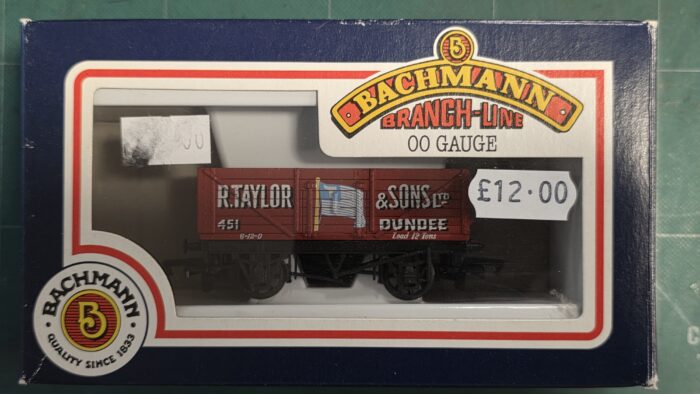 Bachmann 33-104 7 Plank Wagon 451 in 'R.Taylor & Sons' Brown Livery