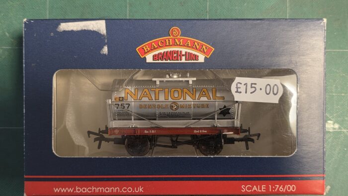 Bachmann 37-659A 14 Ton tank wagon 757 'National Benzole'