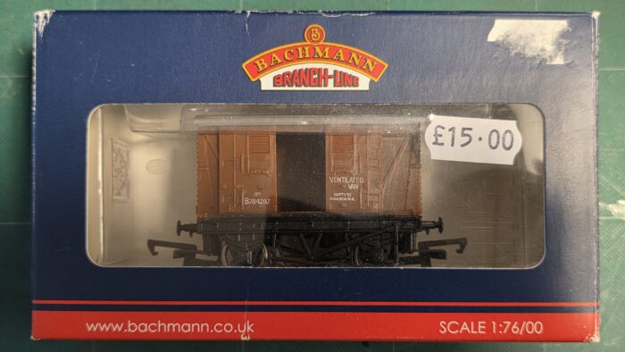 Bachmann 38-181B 12 Ton BR plywood fruit van B875823 in late BR Bauxite livery