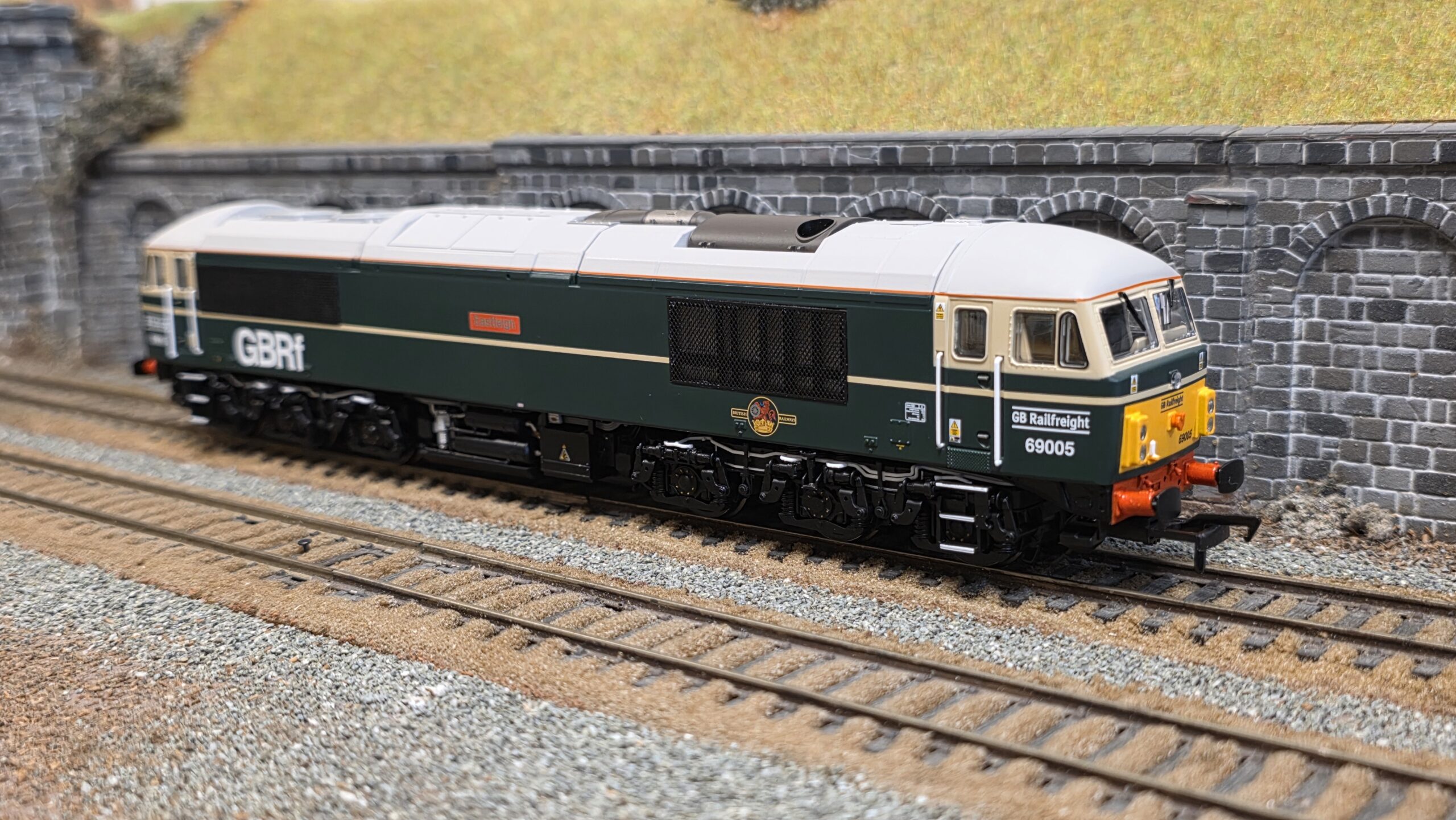 35-780 Class 69 69005 'Eastleigh' BR Green (Late Crest) (GBRf)