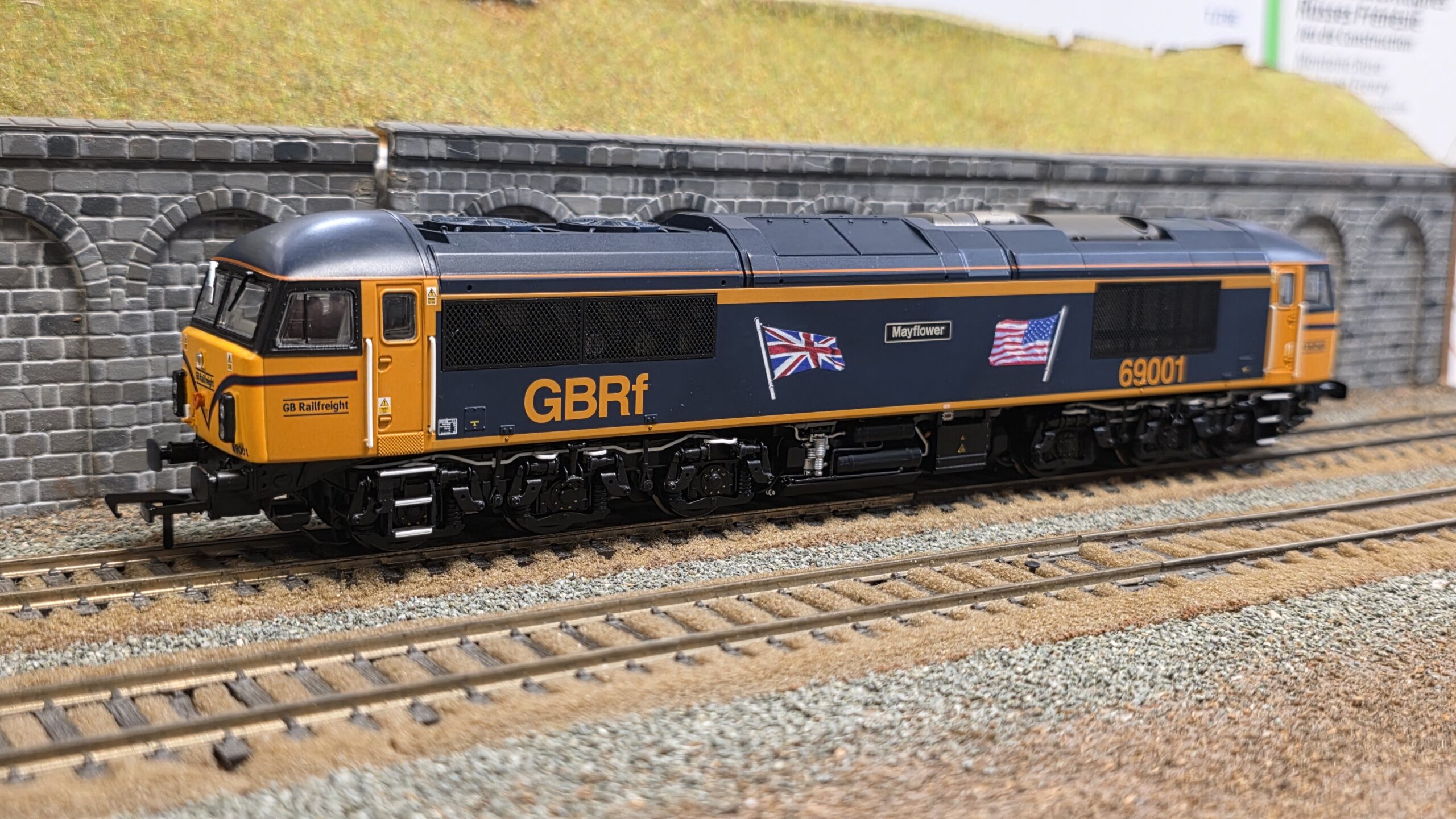 35-776 Class 69 69001 'Mayflower' GBRf (UK & US Flags)